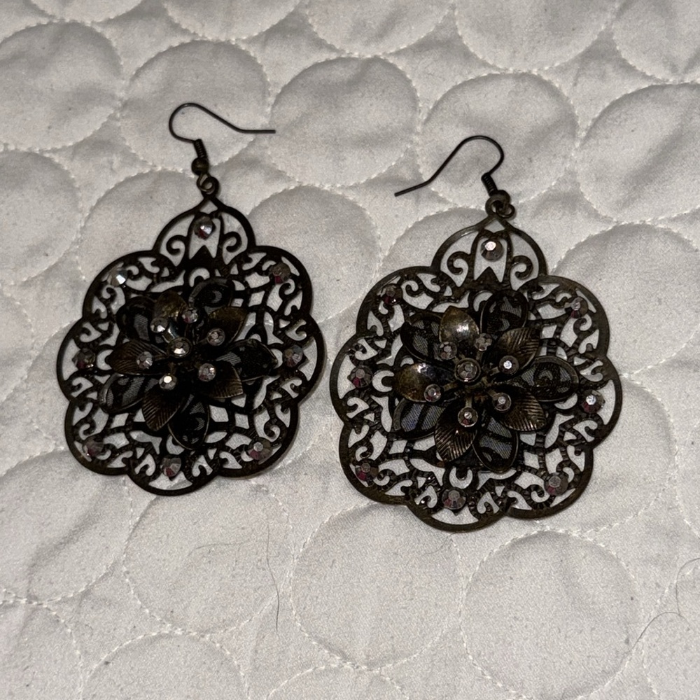 Women Vintage beautiful cutout flower shape earrings with crystal beads accents